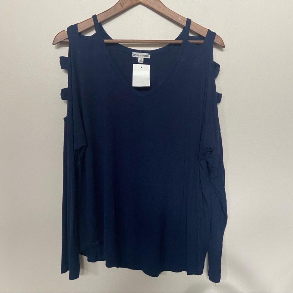 🌸 Zenana Outfitters 🌸 shoulder cutout top